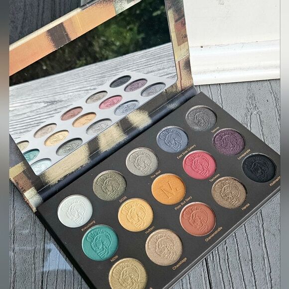 NOMAD COSMETICS x BERLIN UNDERGROUND LIMITED EDITION EYESHADOW PALETTE - Picture 1 of 12